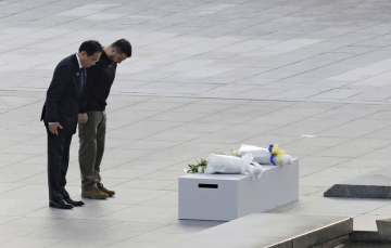 Ukrajinský prezident Volodymyr Zelenskyj (vpravo) a japonský premiér Fumio Kišida u památníku obětem atomové bomby v Hirošimě, 21. května 2023.