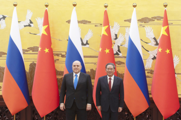 Ruský premiér Michail Mišustin (vlevo) a jeho čínský protějšek Li Čchiang během jednání v Pekingu, 24. května 2023.