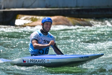 Olympijský vítěz na kajaku Jiří Prskavec získal na úvod Světového poháru ve vodním slalomu medaili na kánoi. V Augsburgu 3. června 2023 skončil třetí.