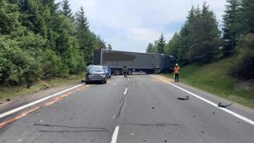 Tři lidé zemřeli při nehodě tří aut a nákladního vozu u Moravské Třebové na Svitavsku, 8. června 2023.