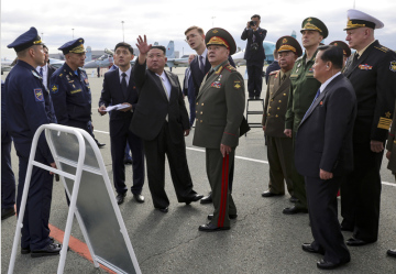 Severokorejský vůdce Kim Čong-un (uprostřed vlevo) a ruský ministr obrany Sergej Šojgu (uprostřed vpravo) na letišti ve Vladivostoku 16. září 2023.
