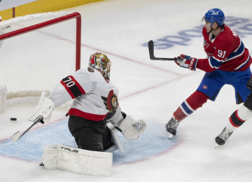 Přípravný zápas před NHL Montreal - Ottawa, 27. září 2023. Sean Monahan (vpravo)  z Montrealu Canadiens střílí gól, vlevo brankář Joonas Korpisalo z Ottawy Senators. 