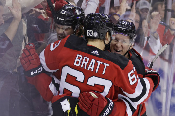 Utkání hokejové NHL New Jersey - Washington, 26. října 2023. Nico Hischier z domácího celku přijímá gratulace ke svému gólu od spoluhráčů Jespera Bratta a Ondřeje Paláta (vpravo).