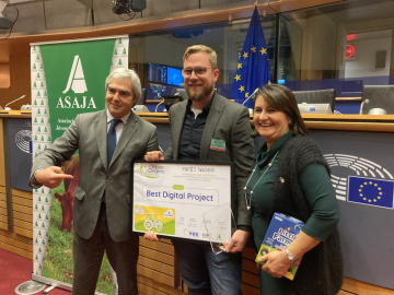 Devětadvacetiletý Matěj Sklenář (uprostřed) získal 6. prosince 2023 v Bruselu cenu za nejlepší digitální projekt na konferenci Evropských mladých farmářů, kterou pořádala lidovecká frakce Evropského parlamentu (EP). V konkurenci farmářů z dalších členských států zvítězil díky spojení zemědělství a robotiky spolu s využitím umělé inteligence (AI). Vlevo na snímku je portugalský europoslanec Nuno Melo, vpravo česká europoslankyně Michaela Šojdrová. 