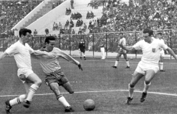 Brazilský fotbalista Mário Zagallo (uprostřed) v utkání s Anglií na mistrovství světa v Chile, 10. června 1962. 