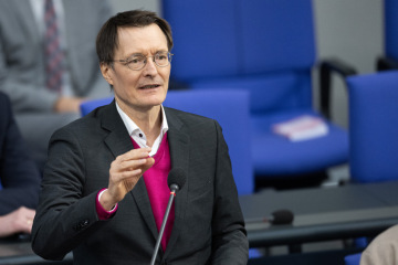 Německý ministr zdravotnictví Karl Lauterbach ve Spolkovém sněmu v Berlíně, 23. února 2024.