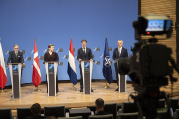 Generální tajemník NATO Jens Stoltenberg (vpravo) přijal českého premiéra Petra Fialu (vlevo), předsedu nizozemské vlády Marka Rutteho (druhý zprava) a dánskou premiérku Mette Frederiksenovou.  