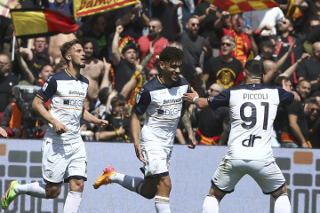 Utkání 33. kola italské fotbalové ligy Sassuolo - Lecce, 21. dubna 2024. Valentin Gendrey (uprostřed) z Lecce se raduje se spoluhráči z gólu.
