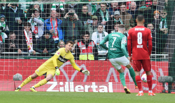 Utkání 30. kola německé fotbalové ligy Brémy - Stuttgart, 21. dubna 2024. Marvin Ducksch (uprostřed) střílí gól.