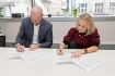 Podpis memoranda Andrea Gontkovičová, generální ředitelka Philip Morris ČR  a  Jaroslav Pajonk, člen představenstva a generální ředitel CENTR GROUP