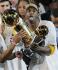 Basketbalista týmu Los Angeles Lakers Kobe Bryant  s trofejí pro vítěze NBA (vlevo) a s trofejí pro nejlepší hráče play off.