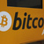 Bitcoin notně oslabuje, podle Coindesk klesl až na 43.119 dolarů
