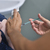 Lidé začnou dostávat SMS o třetích dávkách očkování proti covidu