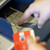 Podvodníci vymysleli nový systém jak vybrat z bankomatu cizí peníze