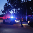 Policie stojí před vchodem do sídla Mar-a-Lago bývalého prezidenta Donalda Trumpa v Palm Beach na Floridě 9. srpna 2022.
