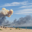 Kouř stupající z místa výbuchu v areálu ruské letecké základny na západě Krymu, 9. srpna 2022.
